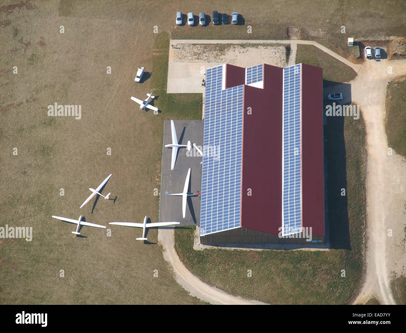 Luftaufnahme der Segelflugzeuge Hangar mit Photovoltaik-Module auf Dach, Pont-Saint-Vincent-Flugplatz, Meurthe et Moselle, Frankreich Stockfoto