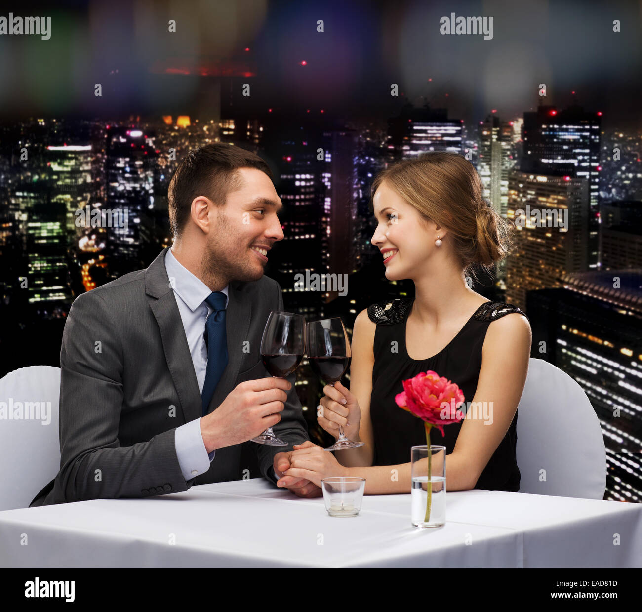 junges Paar mit Gläsern Wein im restaurant Stockfoto