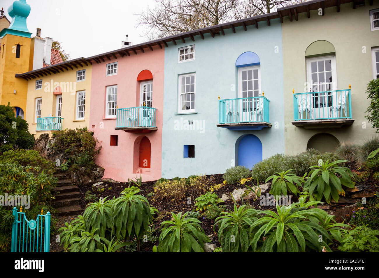 Chantry Zeile Cottages im Portmeirion, Gwynedd, Wales Stockfoto