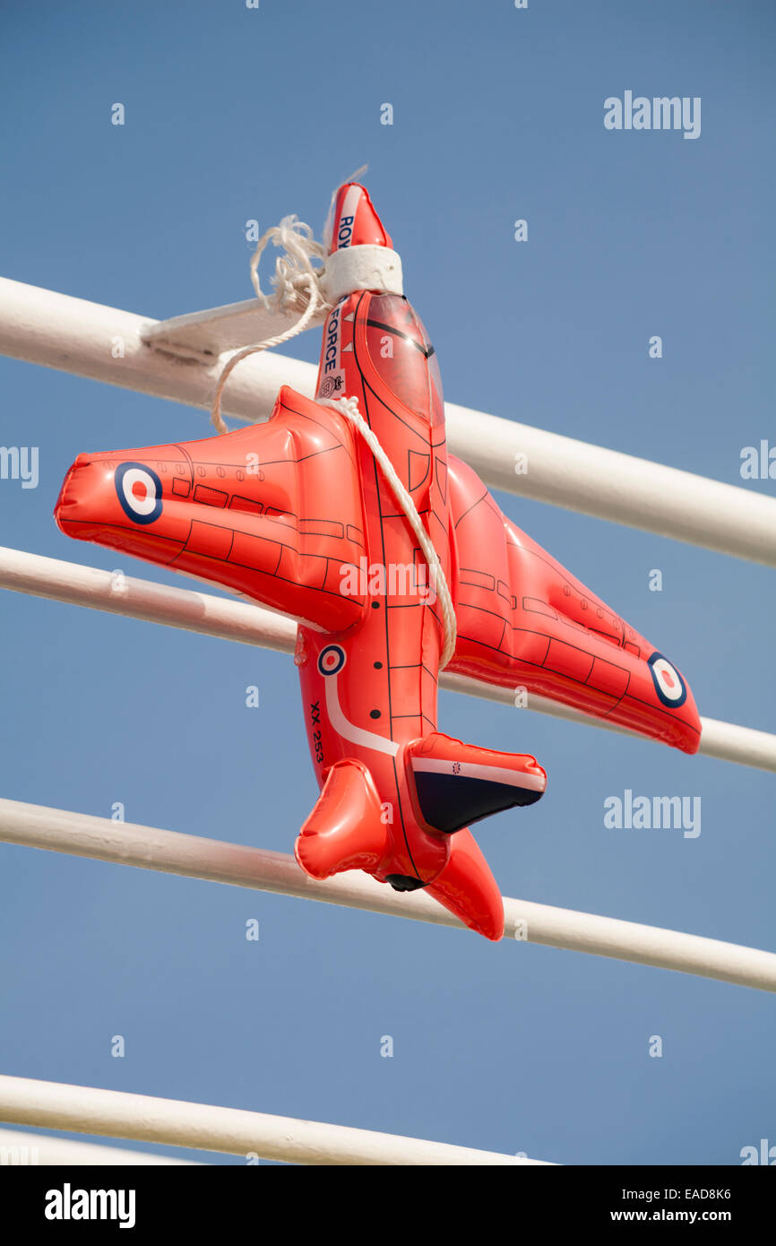 Red Arrows aufblasbares Flugzeug gebunden am Geländer des Bootes kontrastierenden gegen blauen Himmel Stockfoto