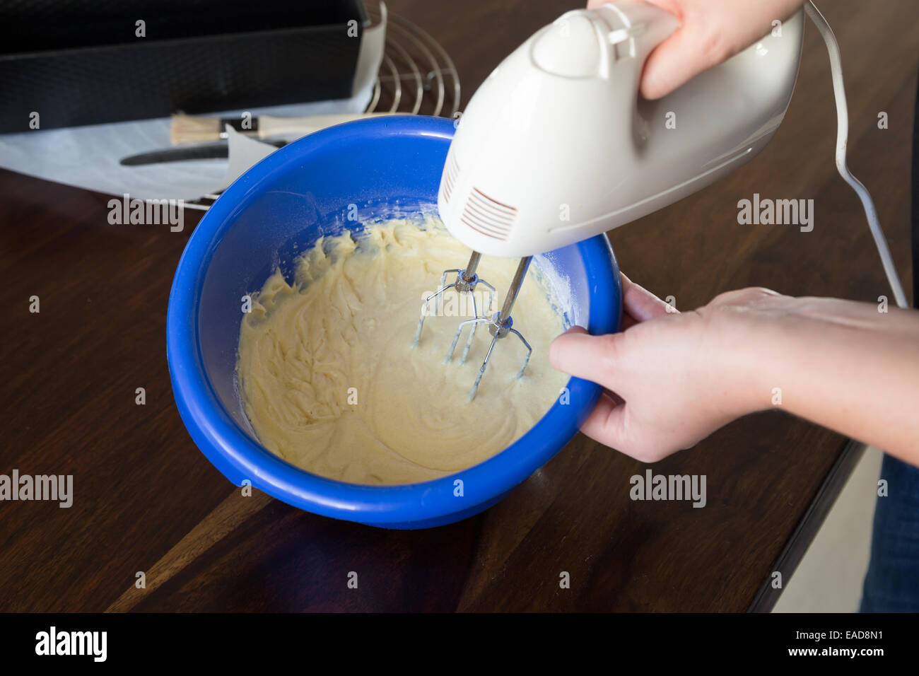 Teig ist von Mixer gemischt. Stockfoto