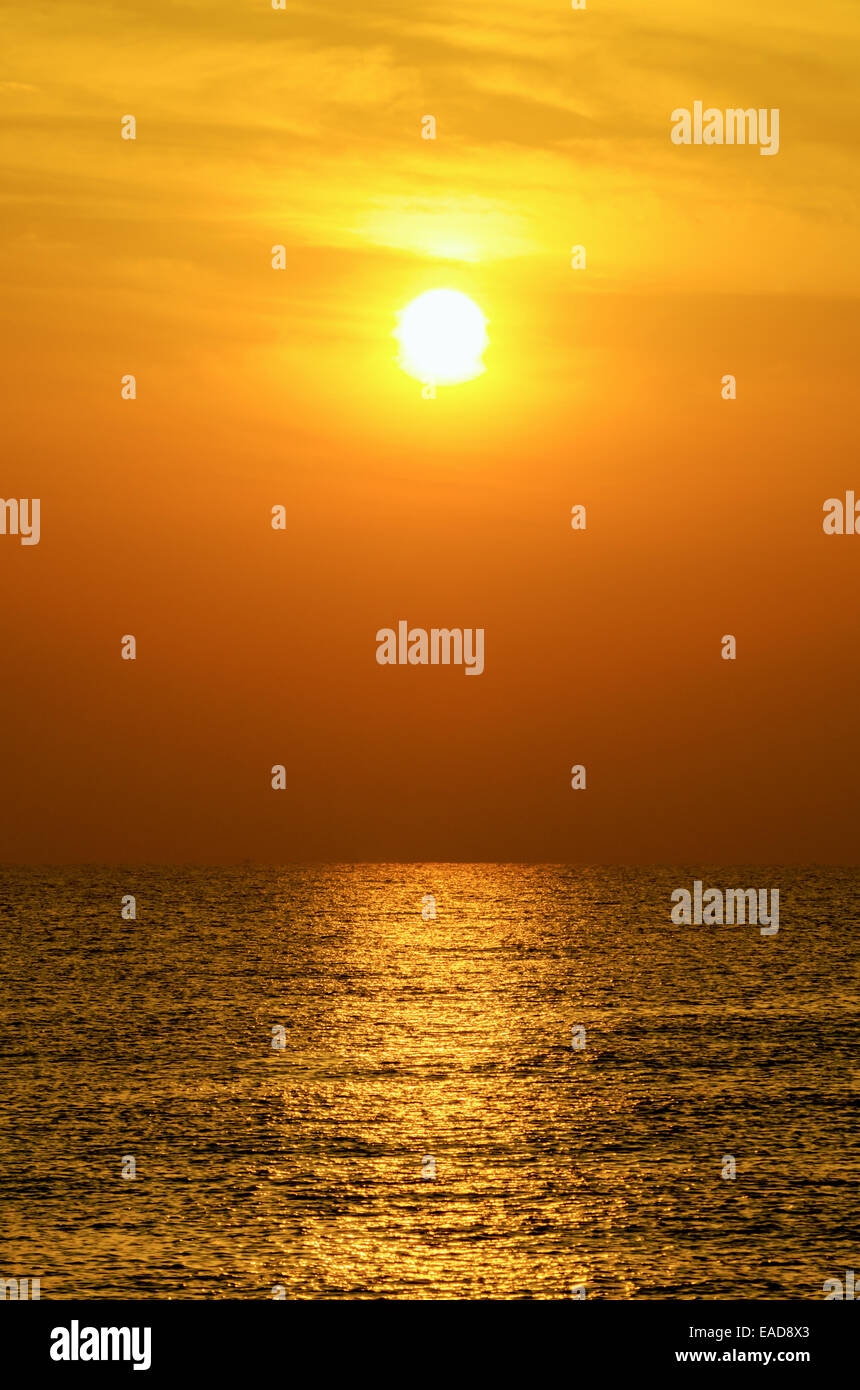 Schön, das Meer und die Sonne bei Sonnenaufgang Stockfoto