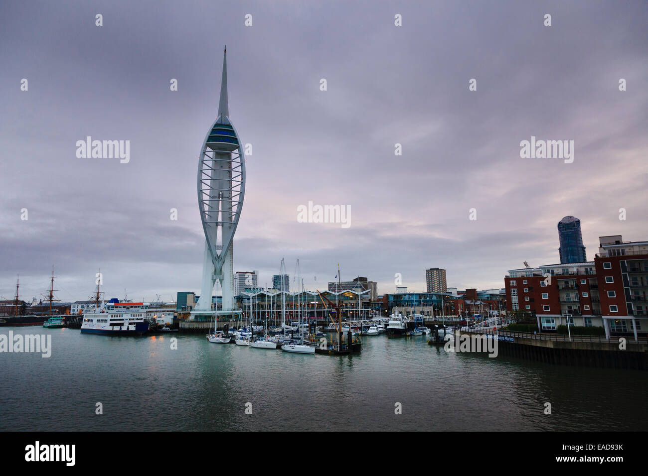 Am frühen Morgen Portsmouth Gunwharf Quay und Spinnaker tower Stockfoto