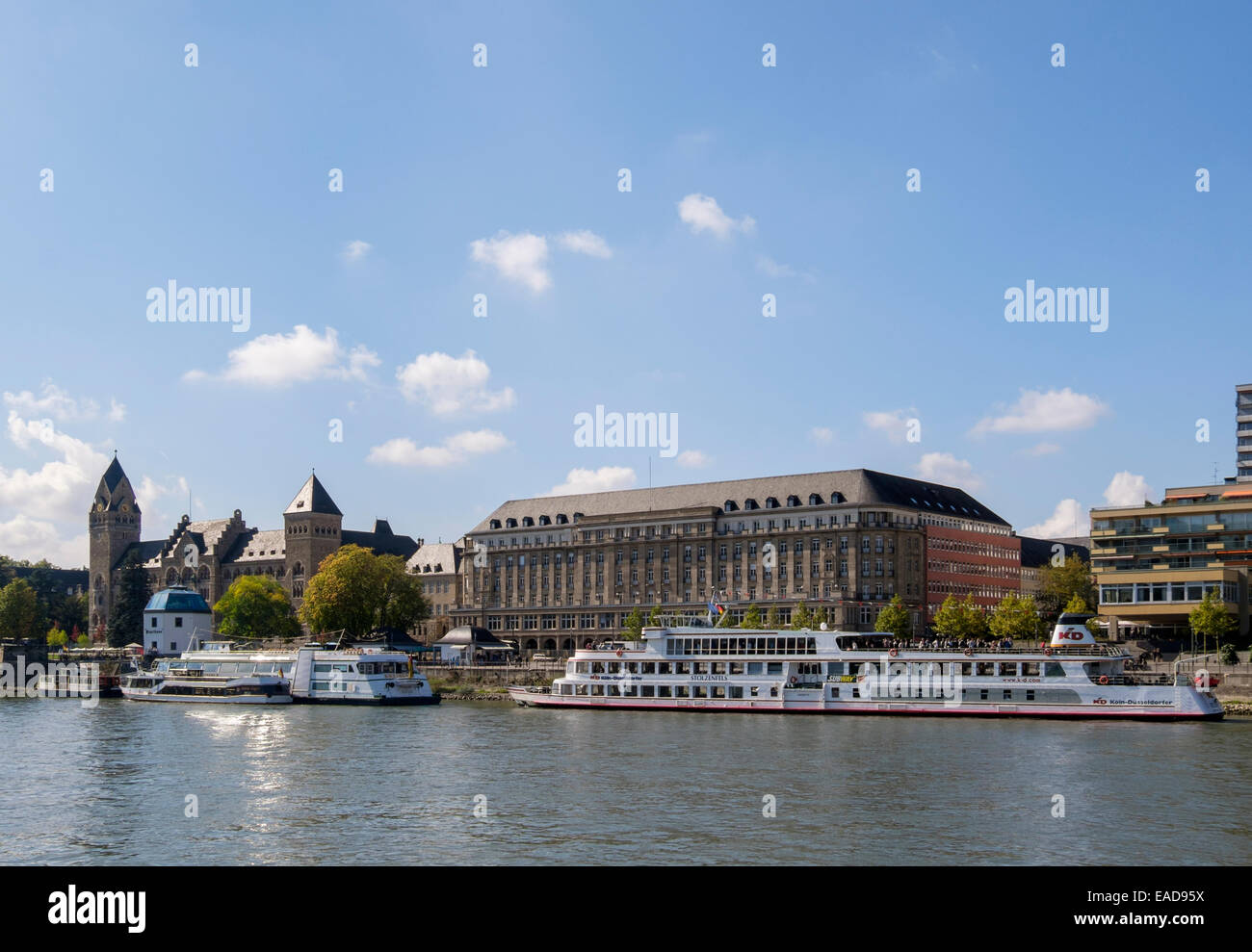 Rhein Kreuzfahrt Boote vertäut am Kai von alten Gebäuden der Stadt am Wasser. Koblenz, Rheinland-Pfalz, Deutschland, Europa Stockfoto