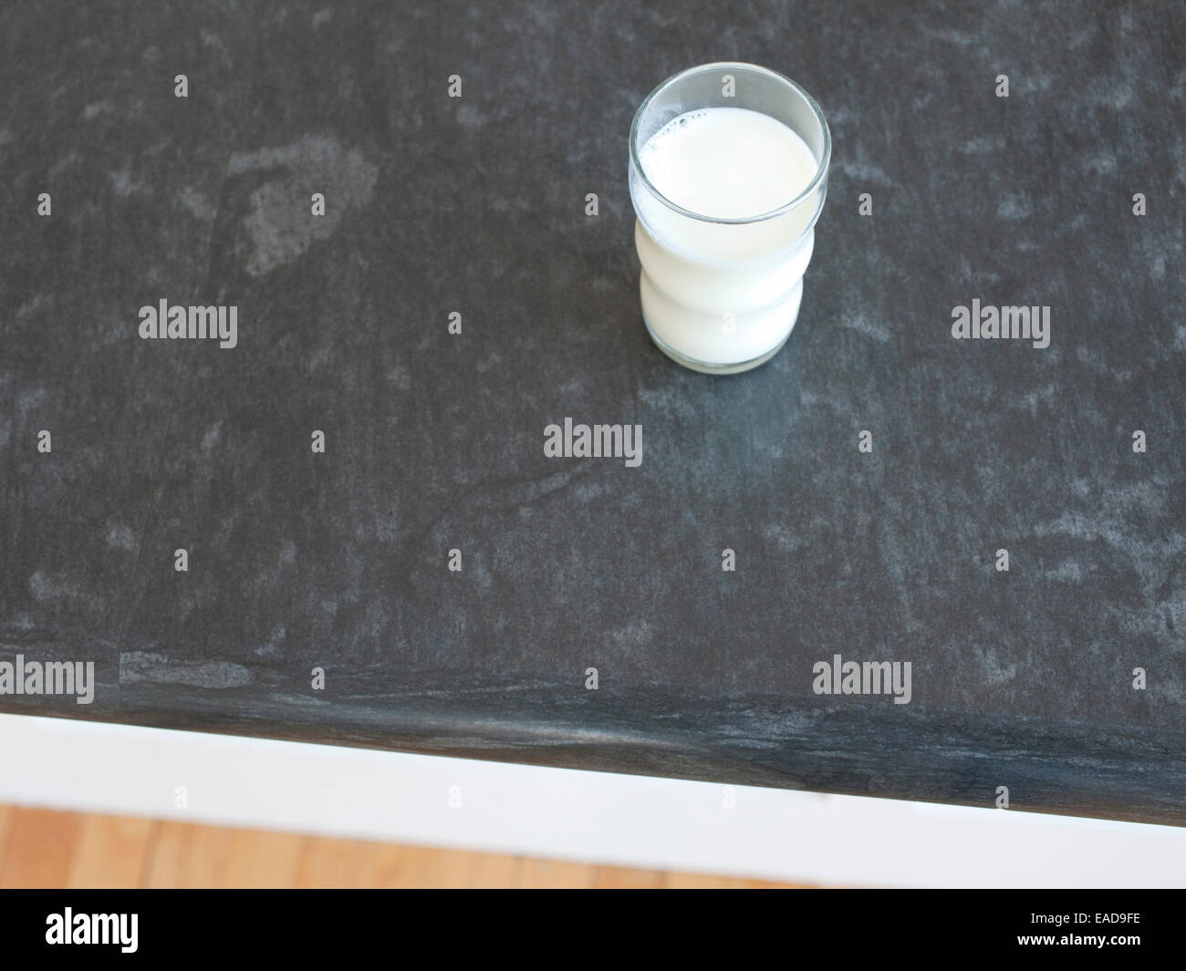 Glas Milch auf Küchentisch Stockfoto