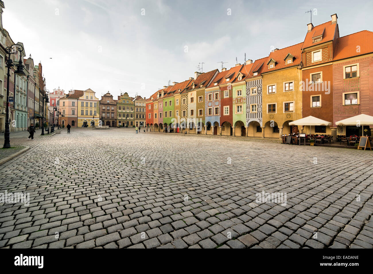 Posen, Polen - 24. Oktober 2014: Malerische Reihenhäuser auf dem alten Marktplatz in Poznan, Polen Stockfoto