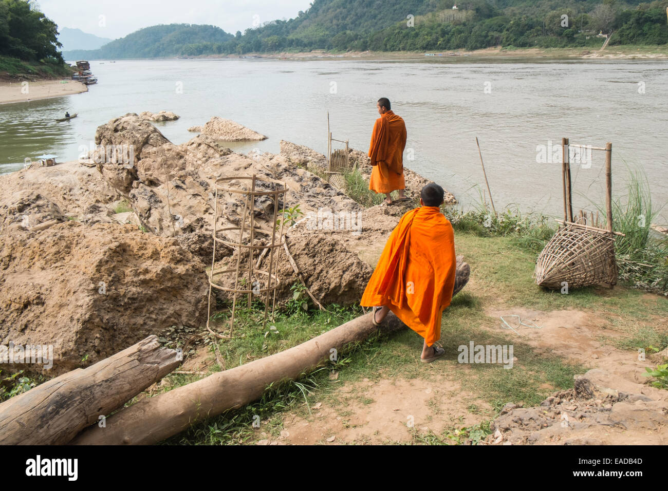Buddhistische Mönche am Ufer des Mekong bei Luang Prabang, Laos, Südostasien, Asien, Stockfoto