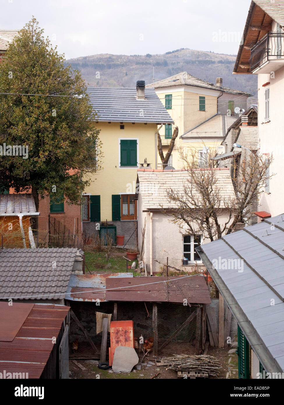 kleines italienisches Dorf in den Bergen von Nord-Italien Stockfoto