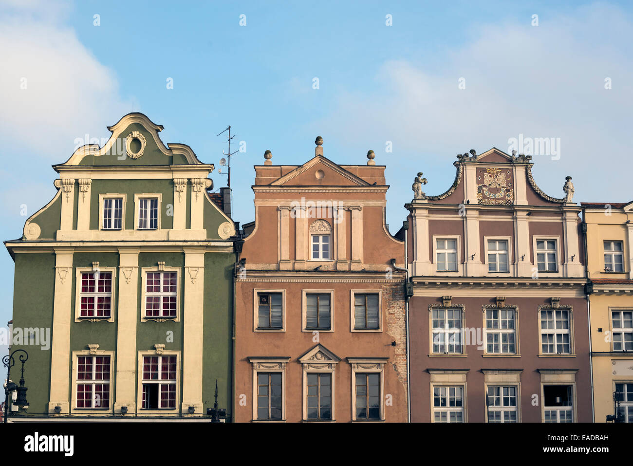 Posen, Polen - 24. Oktober 2014: Renoviert Kaufleute Reihenhäuser auf dem alten Marktplatz in Poznan, Polen Stockfoto