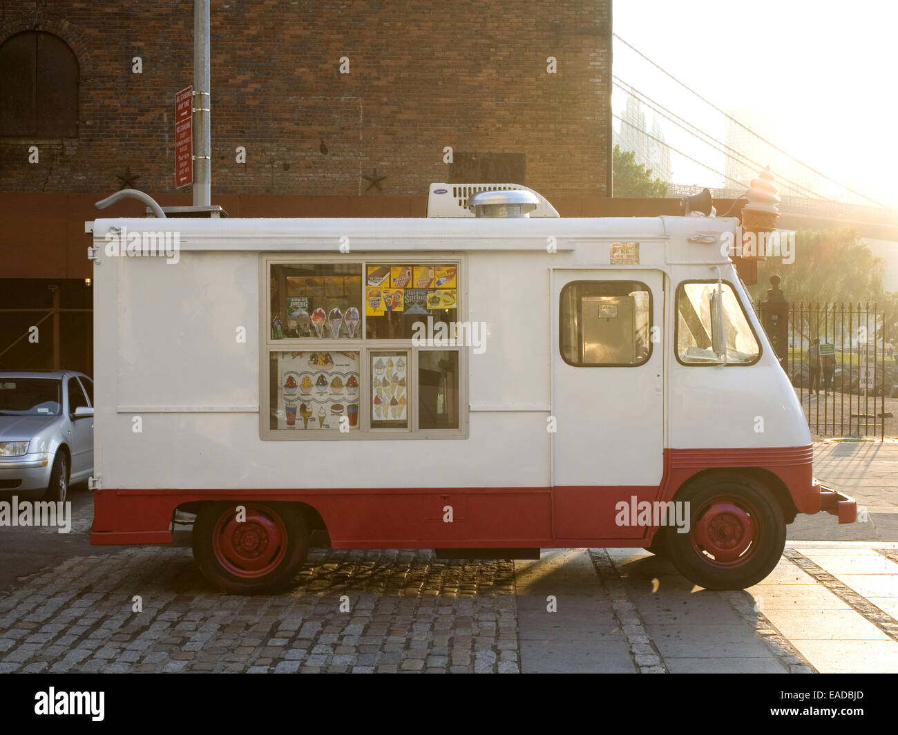 Ice Cream Truck am Stadtpark an einem Sommernachmittag Stockfoto
