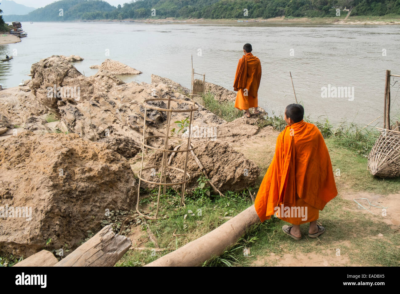 Buddhistische Mönche am Ufer des Mekong bei Luang Prabang, Laos, Südostasien, Asien, Stockfoto