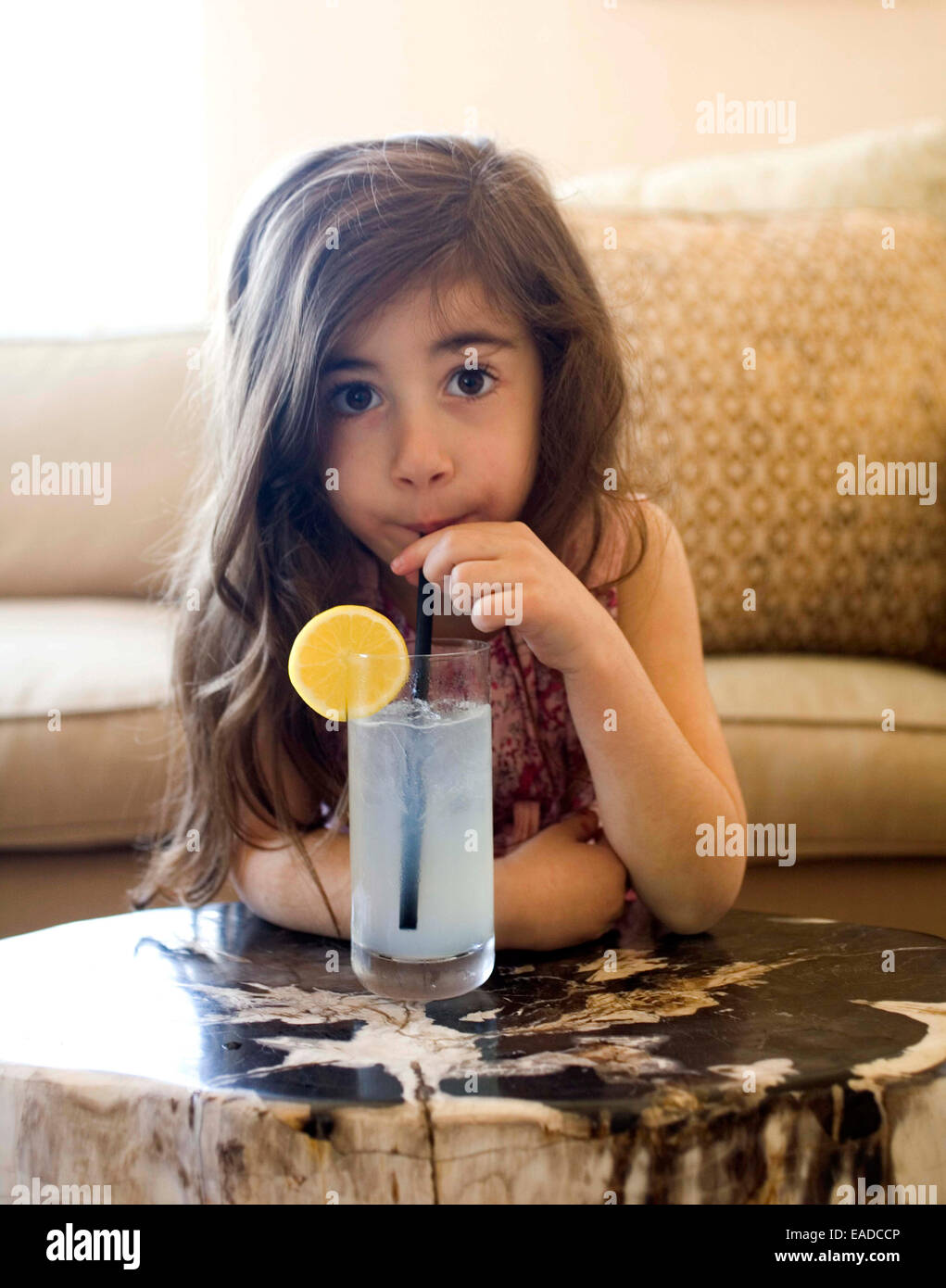 Mädchen trinken eine Zitrone-aide Stockfoto