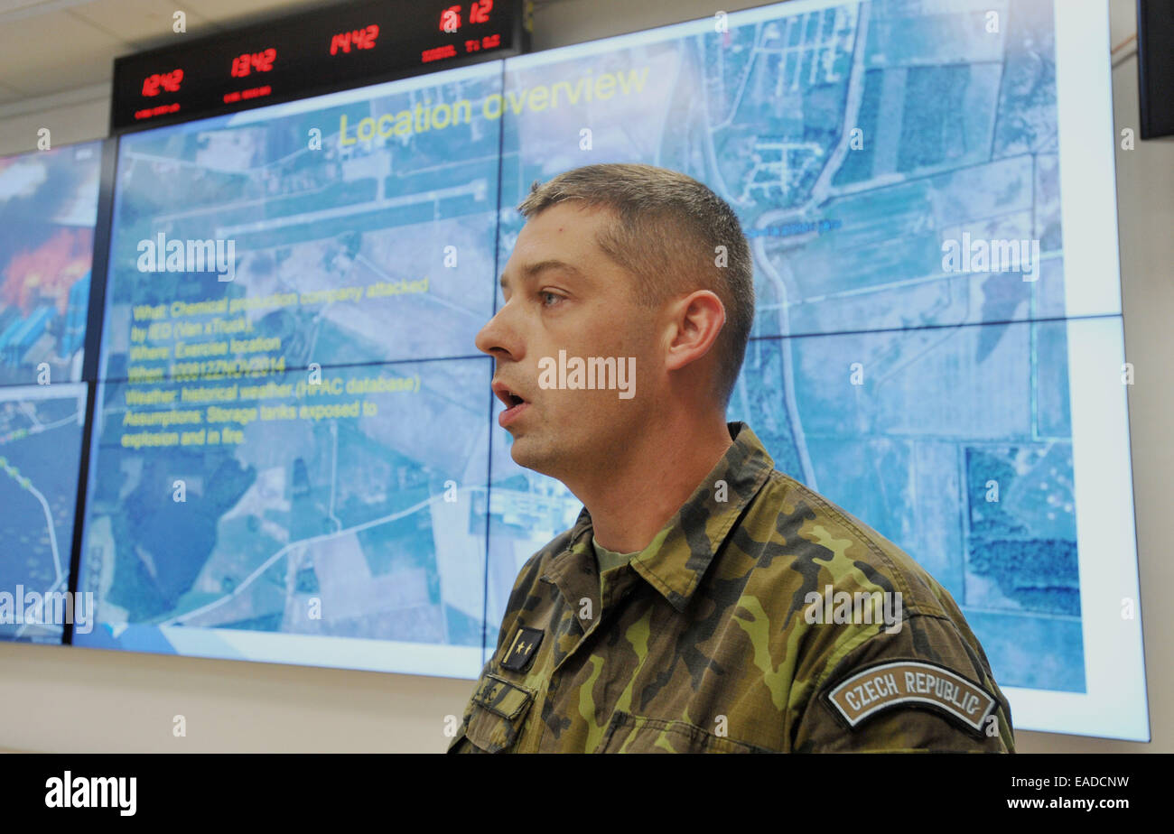 Die NATO gegründet Schutz vor Massenvernichtungswaffen eröffnet heute auf Mittwoch, 12. November 2014, eine Betriebsstätte, eines spezielle Computer-Raum mit einem großen Bildschirm, deren Arbeiter werden, über 2000 Wissenschaftler die Welt verbunden. Diese helfen die Gefahr analysieren Zentrum infolge eine mögliche Verwendung von chemischen, biologischen und radioaktiven Stoffen in der Welt, wenn sein muss, sagte Center Director Jiri Gajdos CTK. NATO hat 24 Zentren eingerichtet, von denen jede einen bestimmten militärischen Bereich spezialisiert. Es verbindet die einzelnen Streitkräfte des Bündnisses mit sc Stockfoto