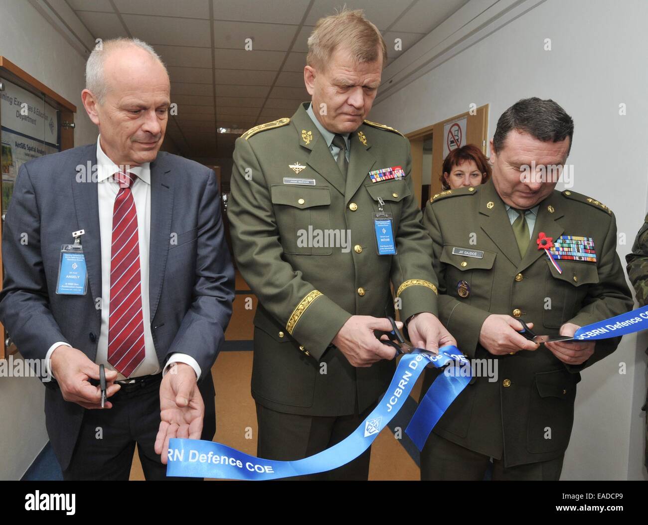 Die NATO gegründet Schutz vor Massenvernichtungswaffen eröffnet heute auf Mittwoch, 12. November 2014, eine Betriebsstätte, eines spezielle Computer-Raum mit einem großen Bildschirm, deren Arbeiter werden, über 2000 Wissenschaftler die Welt verbunden. Diese helfen die Gefahr analysieren Zentrum infolge eine mögliche Verwendung von chemischen, biologischen und radioaktiven Stoffen in der Welt, wenn allenfalls Center Director Jiri Gajdos (rechts) erzählte CTK. NATO hat 24 Zentren eingerichtet, von denen jede einen bestimmten militärischen Bereich spezialisiert. Es verbindet die einzelnen Streitkräfte der Allianz Stockfoto