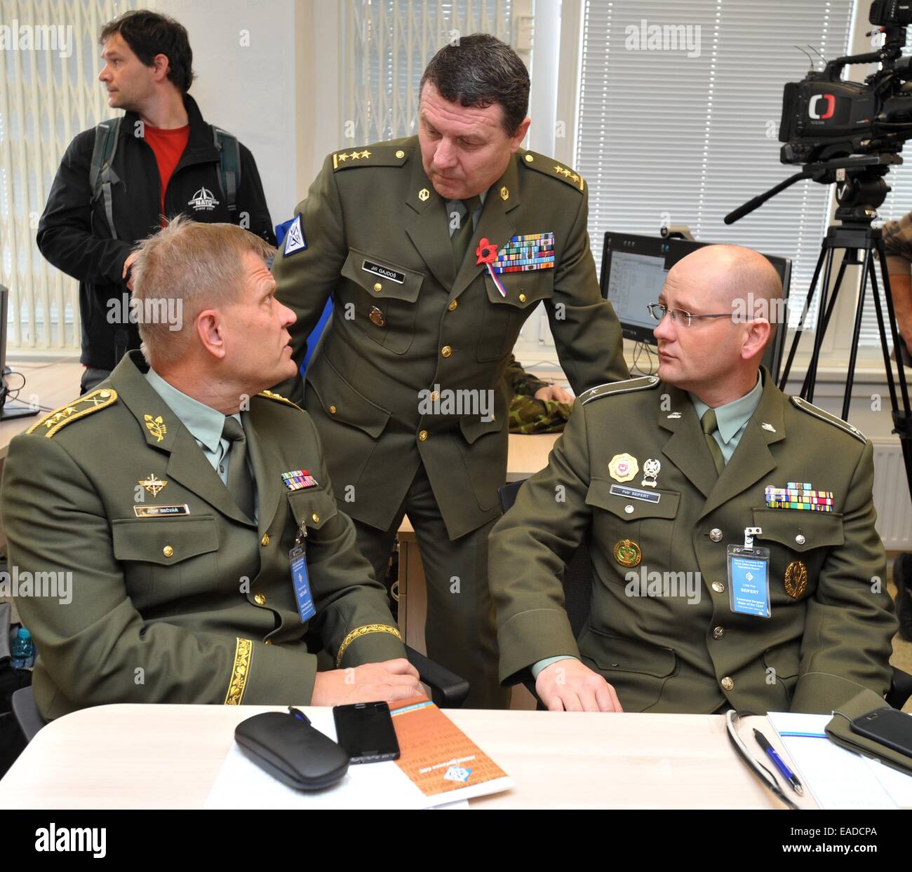 Die NATO gegründet Schutz vor Massenvernichtungswaffen eröffnet heute auf Mittwoch, 12. November 2014, eine Betriebsstätte, eines spezielle Computer-Raum mit einem großen Bildschirm, deren Arbeiter werden, über 2000 Wissenschaftler die Welt verbunden. Diese helfen die Gefahr analysieren Zentrum infolge eine mögliche Verwendung von chemischen, biologischen und radioaktiven Stoffen in der Welt, wenn sein muss, sagte Center Director Jiri Gajdos (Bild Mitte) CTK. NATO hat 24 Zentren eingerichtet, von denen jede einen bestimmten militärischen Bereich spezialisiert. Es verbindet die einzelnen Streitkräfte der th Stockfoto