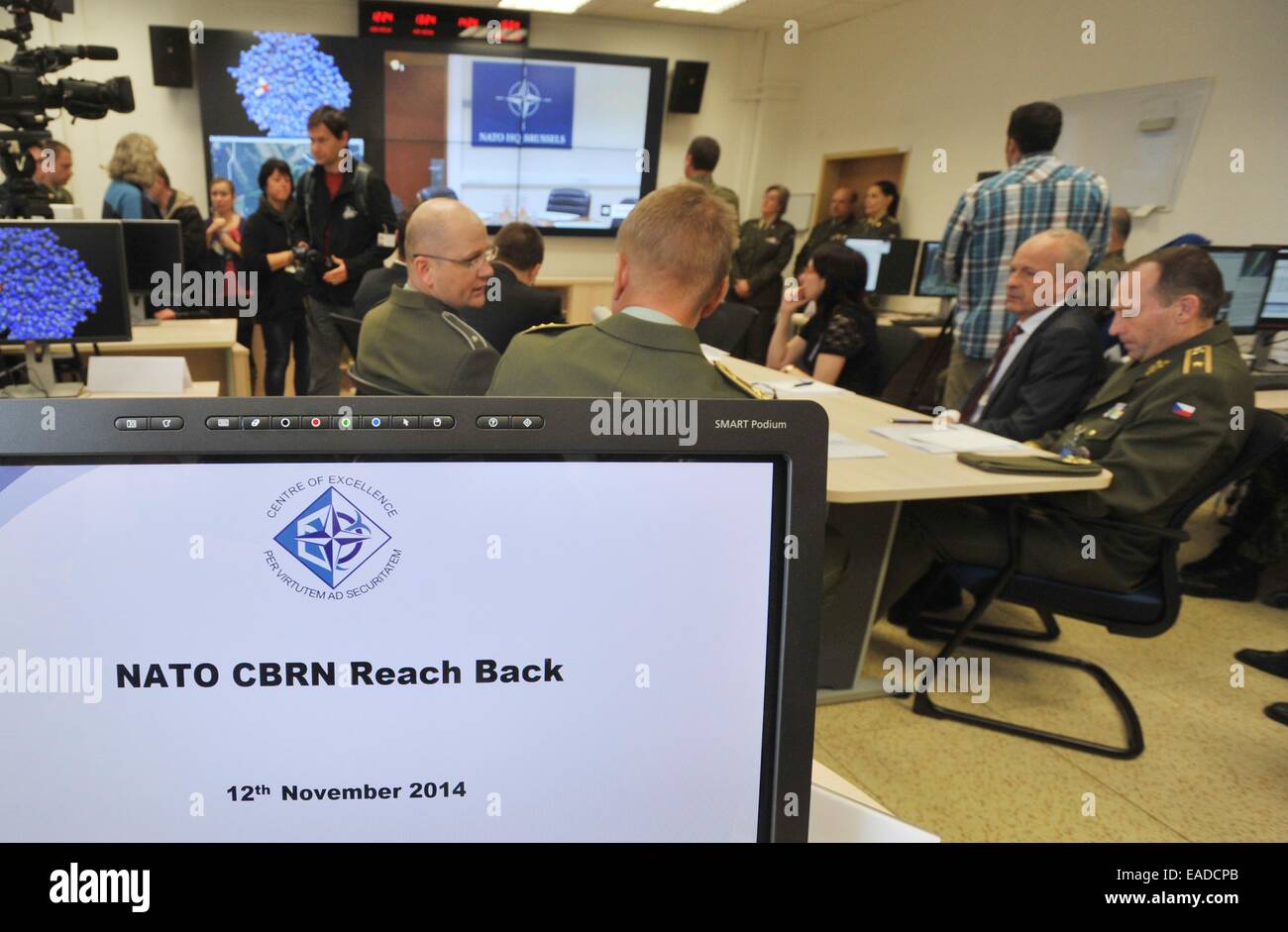 Die NATO gegründet Schutz vor Massenvernichtungswaffen eröffnet heute auf Mittwoch, 12. November 2014, eine Betriebsstätte, eines spezielle Computer-Raum mit einem großen Bildschirm, deren Arbeiter werden, über 2000 Wissenschaftler die Welt verbunden. Diese helfen die Gefahr analysieren Zentrum infolge eine mögliche Verwendung von chemischen, biologischen und radioaktiven Stoffen in der Welt, wenn sein muss, sagte Center Director Jiri Gajdos CTK. NATO hat 24 Zentren eingerichtet, von denen jede einen bestimmten militärischen Bereich spezialisiert. Es verbindet die einzelnen Streitkräfte des Bündnisses mit sc Stockfoto