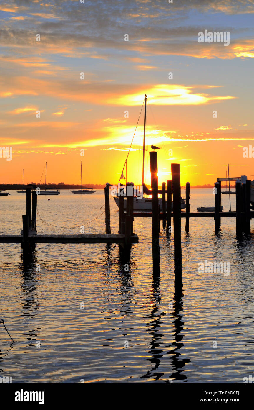 Bradenton, Florida, USA... 12 November 2014..Sunrise über dem Wasser von Bradenton Beach, Bridge Street... David Burr/Alamy Live-Nachrichten. Stockfoto