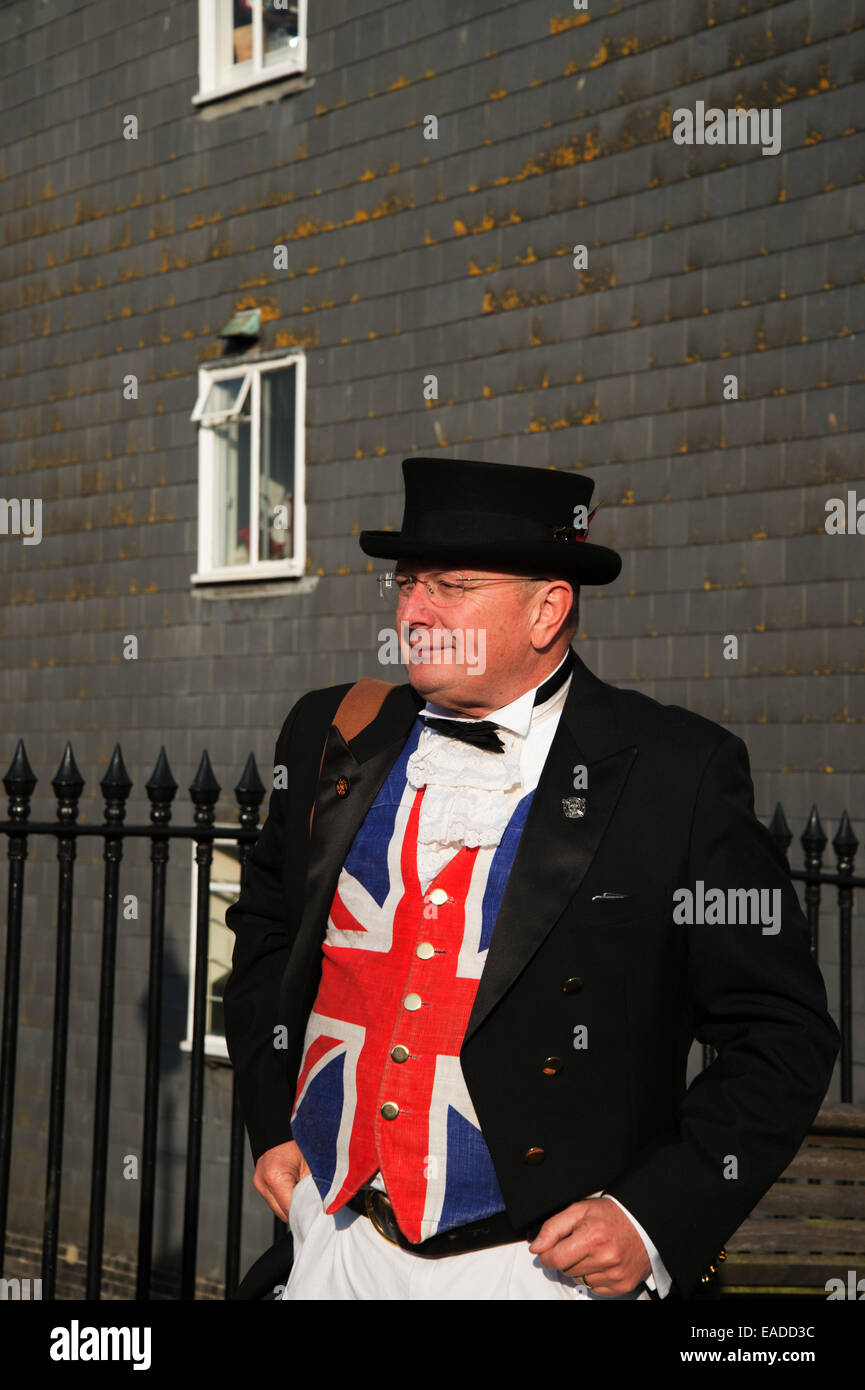 Bonfire Night Lewes, Sussex, 2014. Ein Mann mittleren Alters trägt eine Union Jack-Weste Stockfoto
