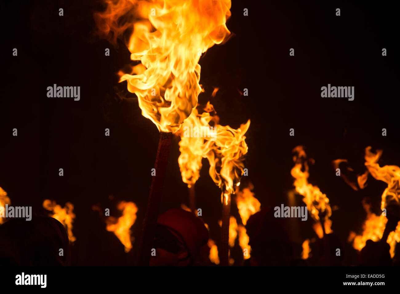 Bonfire Night Lewes, Sussex, 2014. Brennende Fackeln als Teil der Kerl Fawkes Nacht parade Stockfoto