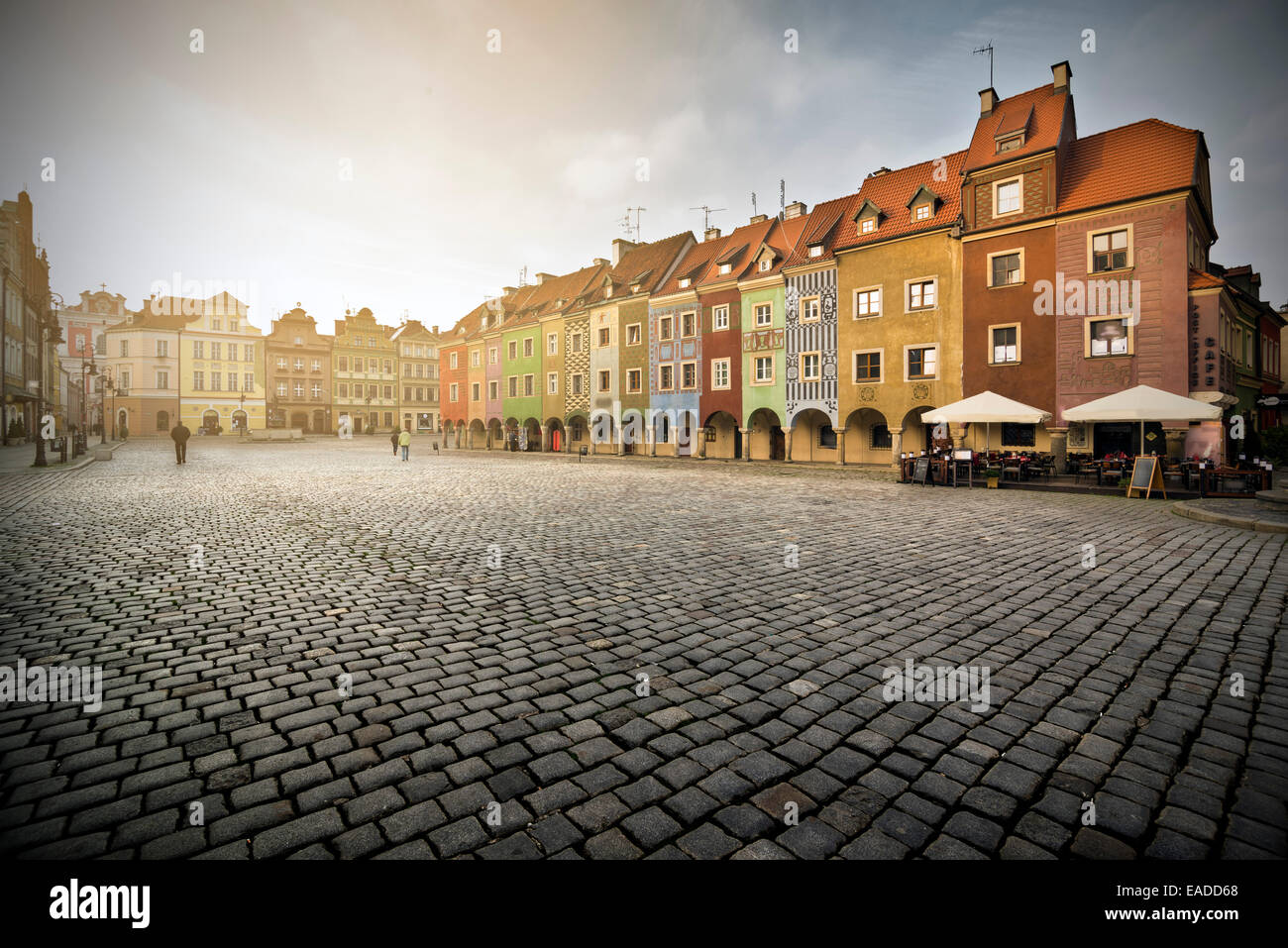 Posen, Polen - 24. Oktober 2014: Malerische Reihenhäuser auf dem alten Marktplatz in Poznan, Polen Stockfoto