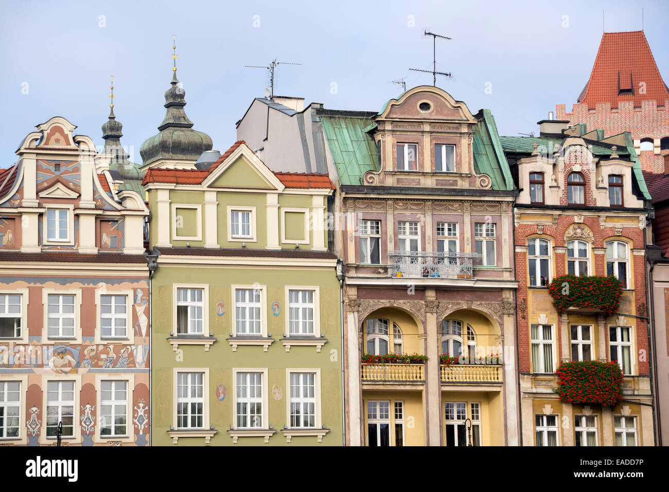 Posen, Polen - 24. Oktober 2014: Renoviert Kaufleute Reihenhäuser auf dem alten Marktplatz in Poznan, Polen Stockfoto