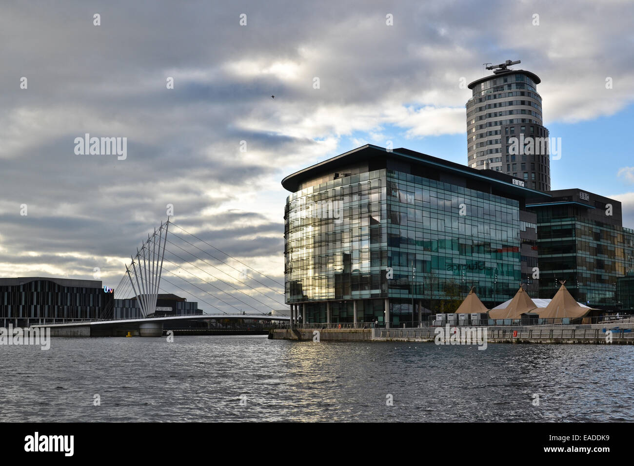 Die BBC-Büros in der späten Nachmittag Sonne in Salford Quays, Greater Manchester mit der rivalisierenden ITV-Basis über das Wasser gebadet Stockfoto