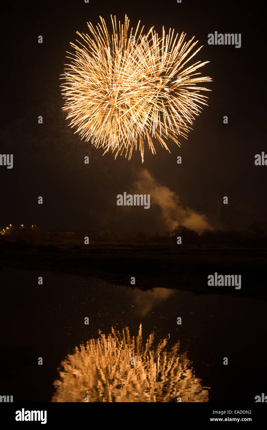 Bonfire Night Lewes, Sussex, 2014. Feuerwerk, spiegelt sich im Fluss Ouse Stockfoto