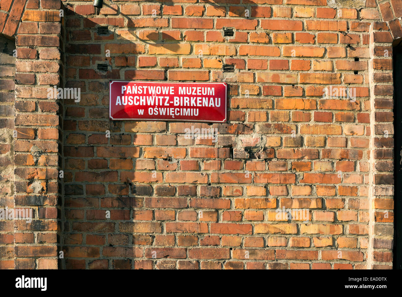 AUSCHWITZ, Polen - 25. Oktober 2014: Schild in öffentlichen Auschwitz-Birkenau Museum in Oswiecim, Polen Stockfoto