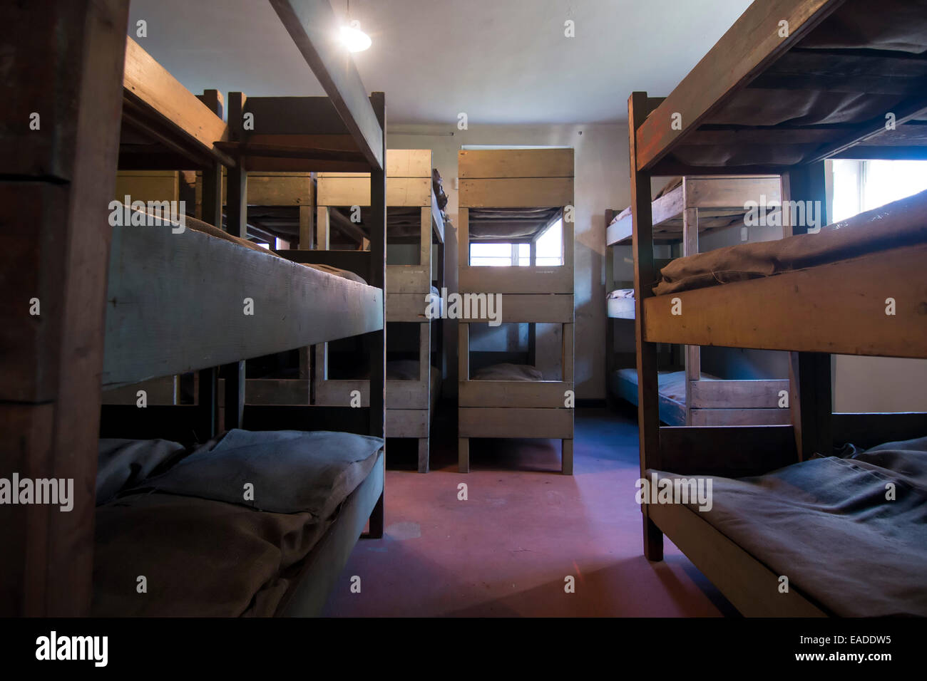 AUSCHWITZ, Polen - 25. Oktober 2014: innerhalb der Baracke im KZ Auschwitz, Birkenau, Polen. 1,1 Millionen Menschen Stockfoto