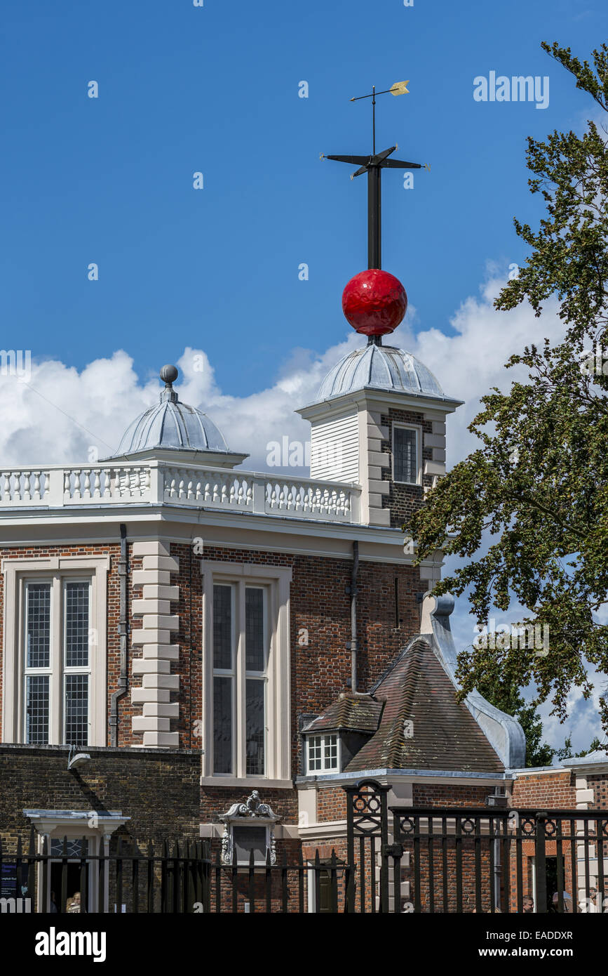 Ein Zeitball sitzt auf der Octagon Room at The Royal Observatory, Greenwich, London. Stockfoto