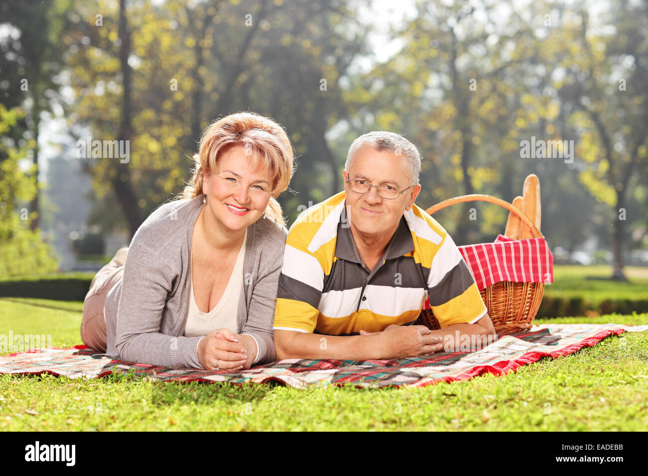 Älteres Paar auf einer Decke liegend, ein Picknick im park Stockfoto
