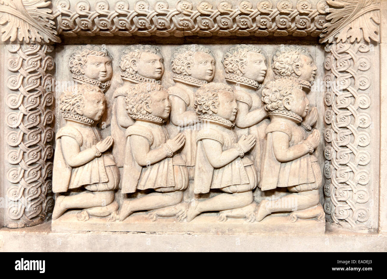 Bildnisse von männlichen Kindern auf die Harman Denkmal 1569, St John the Baptist Church Burford, Oxfordshire, England, UK Stockfoto