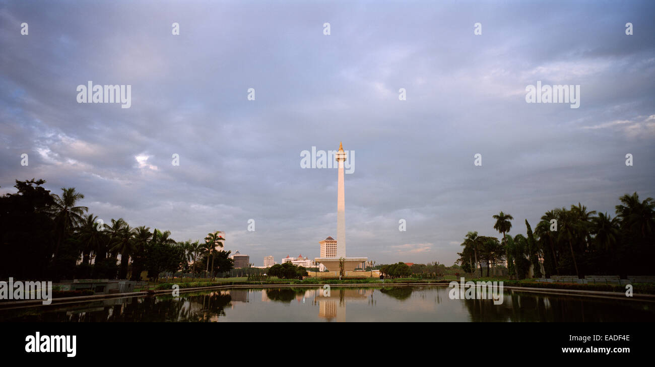 Urbane Landschaft - National Monument der Unabhängigkeit in Merdeka Square in Jakarta auf Java in Indonesien in Südostasien im Fernen Osten. Tourismus touristische Website Stockfoto