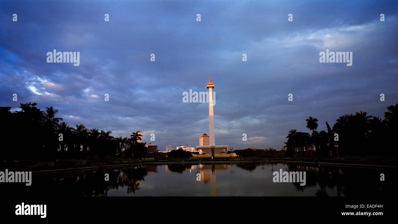 Urbane Landschaft - National Monument der Unabhängigkeit in Merdeka Square in Jakarta auf Java in Indonesien in Südostasien im Fernen Osten. Tourismus touristische Website Stockfoto