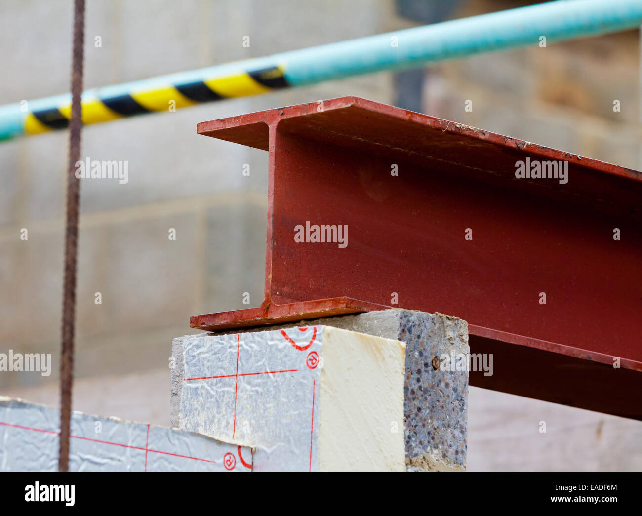 Metall-Träger gelegt auf Brise Blöcke auf einer Baustelle Stockfoto