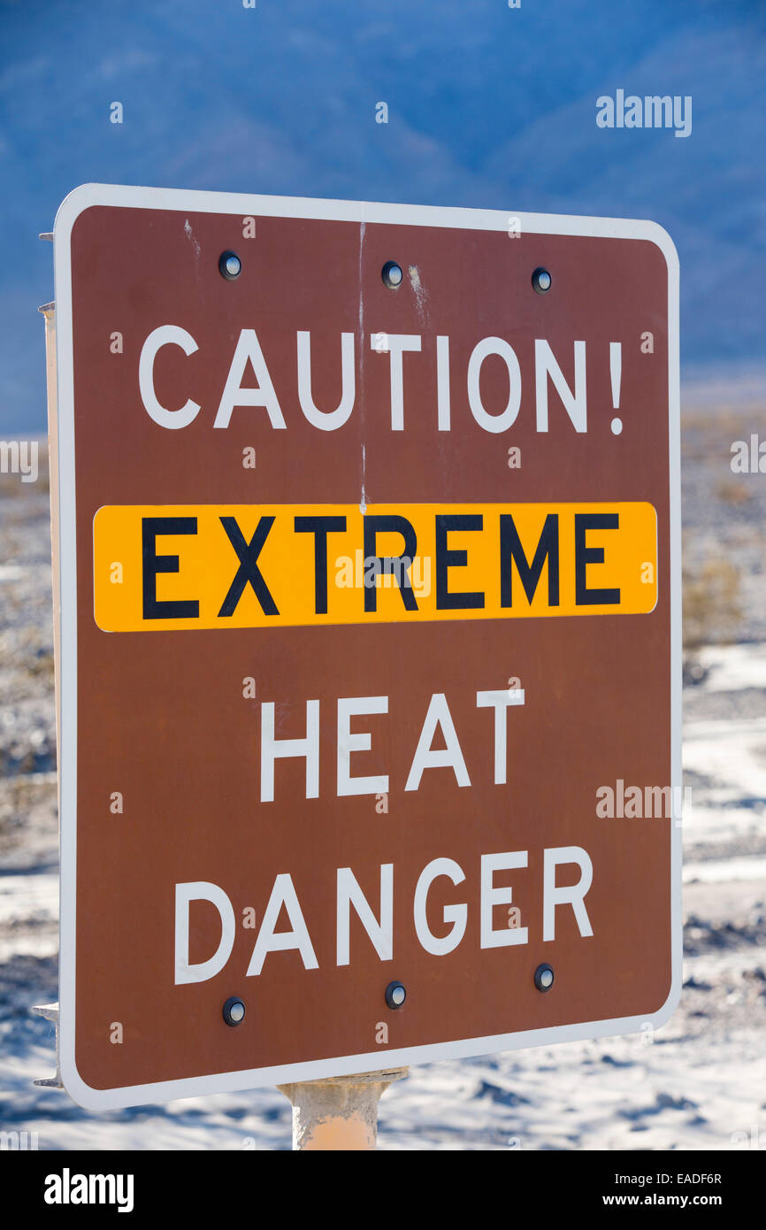Eine extreme Hitze Gefahr melden im Death Valley ist der niedrigsten, heißesten und trockensten Ort in den USA, mit einer durchschnittlichen jährlichen Niederschlagsmenge von etwa 2 Zoll einige Jahre überhaupt keine Regen empfangen wird. Stockfoto