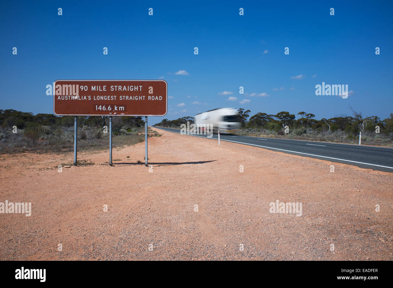Die 90-Meile gerade "der Eyre Highway über die Nullarbor-Ebene in Australien zeigt die Geschwindigkeit von einem herannahenden LKW Stockfoto