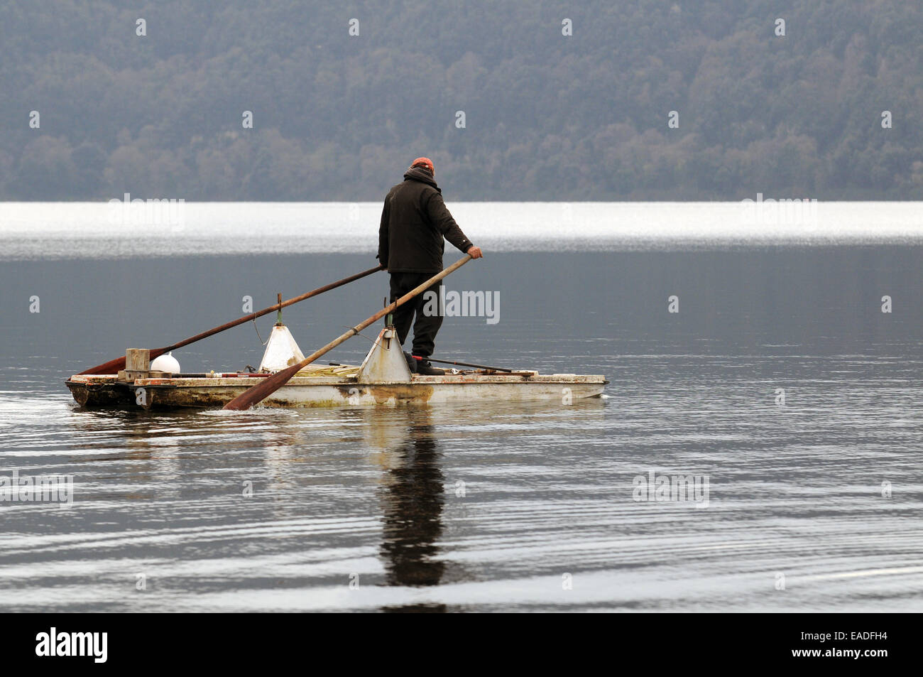 Pescador Trabajando En un Lago Italiano. Stockfoto
