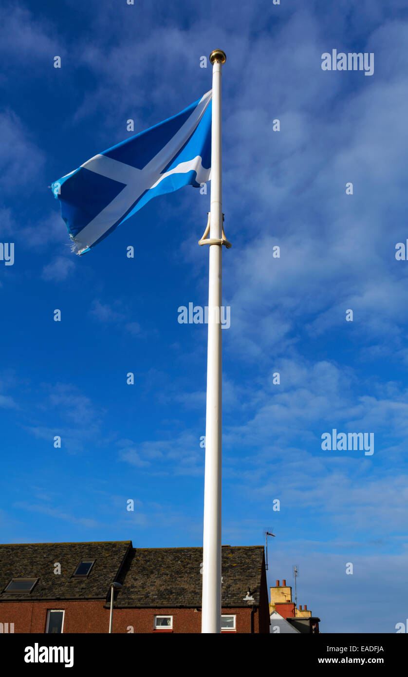 Das Andreaskreuz oder schottische Andreaskreuz Flagge weht im Wind vor blauem Himmel. Stockfoto