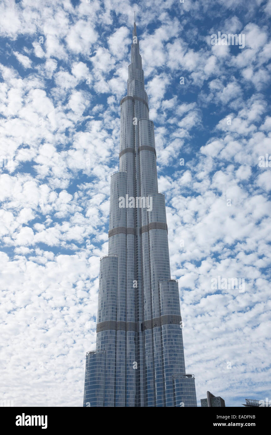 Das höchste Gebäude der Welt, Dubais Burj Khalifa stellte vor ein ungewöhnlich flauschigen weißen Himmel. Stockfoto