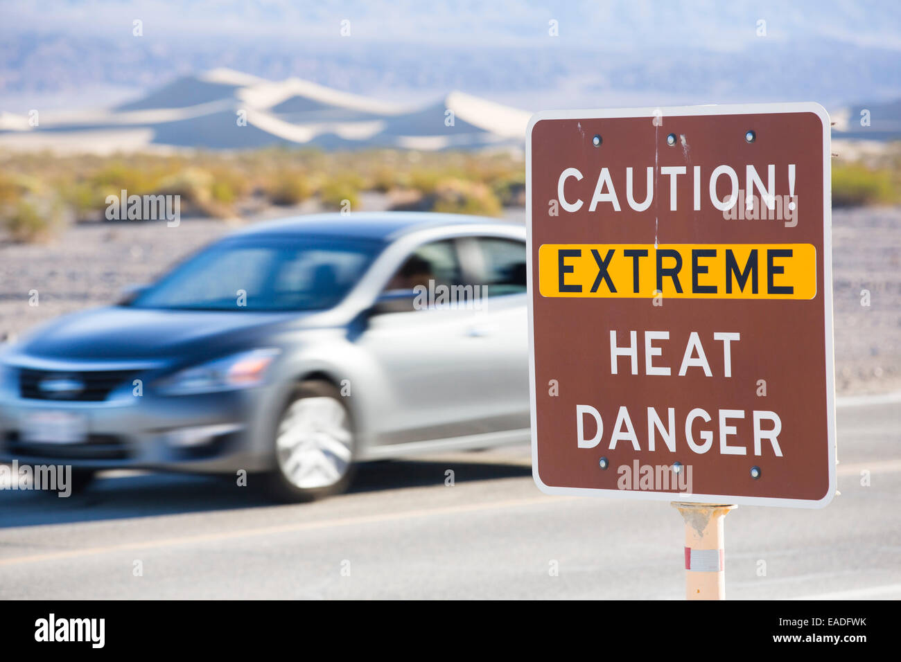 Eine extreme Hitze Gefahr melden im Death Valley ist der niedrigsten, heißesten und trockensten Ort in den USA, mit einer durchschnittlichen jährlichen Niederschlagsmenge von etwa 2 Zoll einige Jahre überhaupt keine Regen empfangen wird. Stockfoto