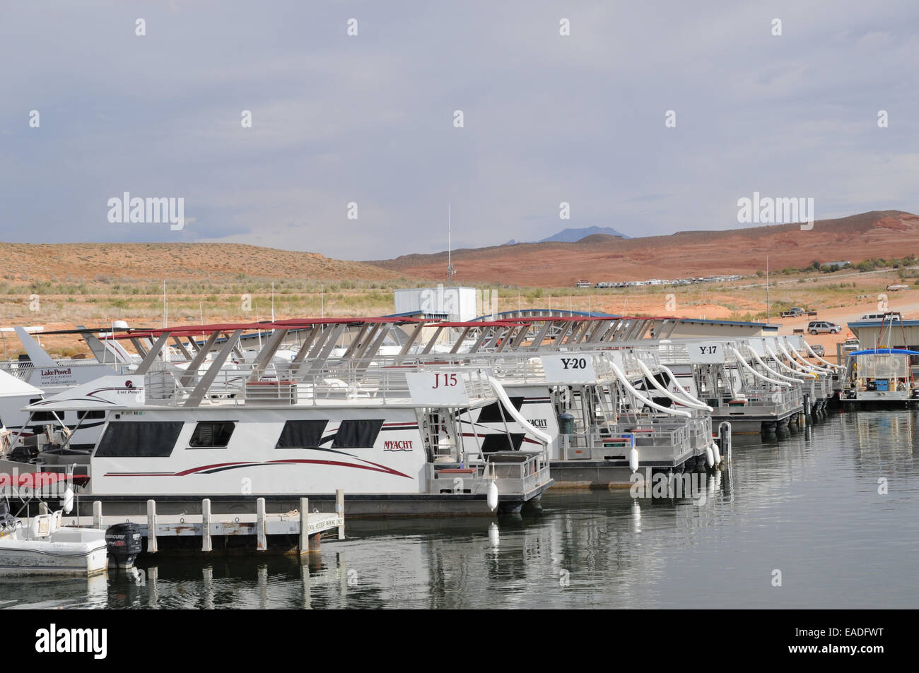 Außerhalb der Saison vor Anker, Hausboote in Bullfrog Marina, Lake Powell in Utah. Stockfoto