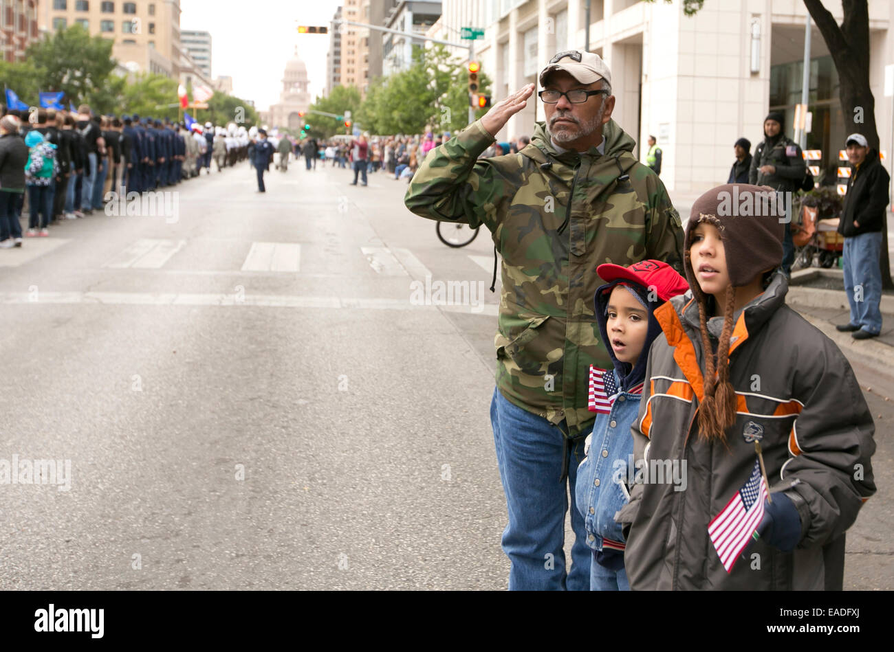 Gönnern Line-up auf Bürgersteig auf der Congress Avenue in Austin, Texas, Unterstützung bei der jährlichen Veteran Tagesparade zu zeigen Stockfoto