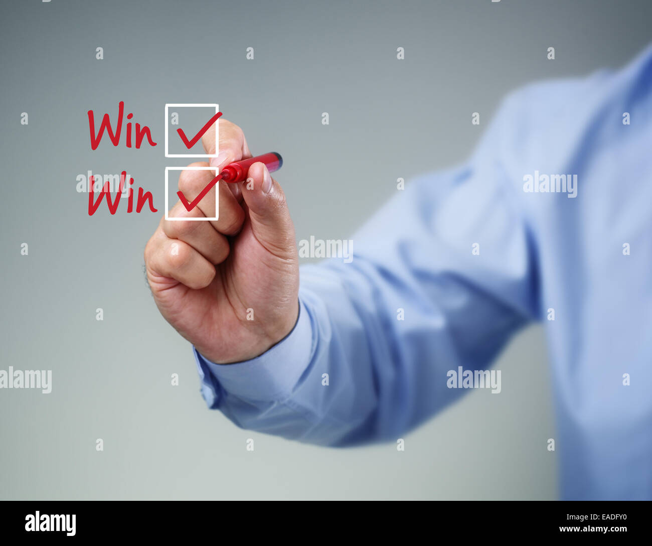 Checkliste auf Whiteboard mit Geschäftsmann Handzeichnung gewinnen und ein Häkchen in beiden Kontrollkästchen Stockfoto
