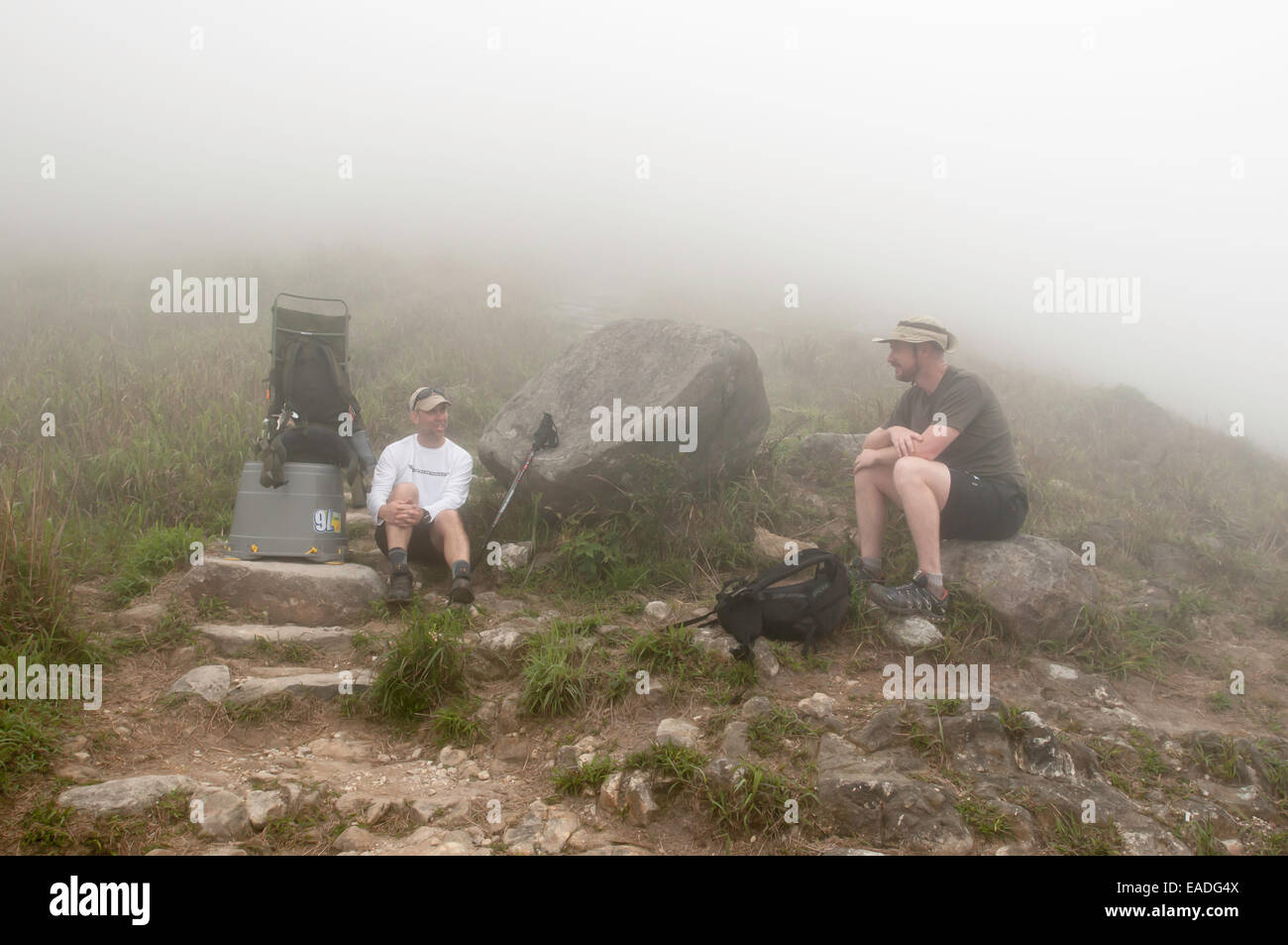 Wanderer machen Sie eine Pause auf dem Weg zum Sunset Peak, Tai Tung-Shan, befindet sich auf Lantau Insel Hong Kong China Stockfoto