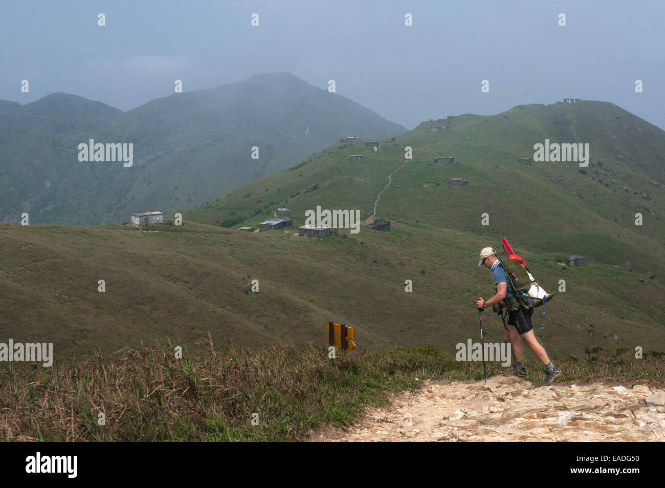 Einsamer Wanderer erreicht Sonnenuntergang Gipfel, Tai Tung-Shan, befindet sich auf Lantau Insel Hong Kong China Stockfoto