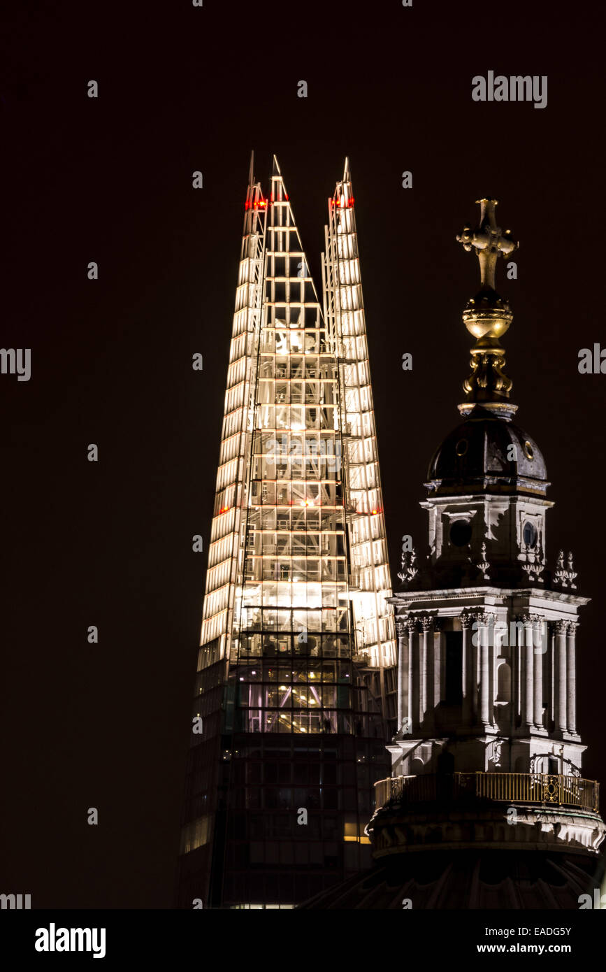 Wahrzeichen der Shard und Str. Pauls Kathedrale in London, UK, gesehen hier nachts beleuchtet Stockfoto