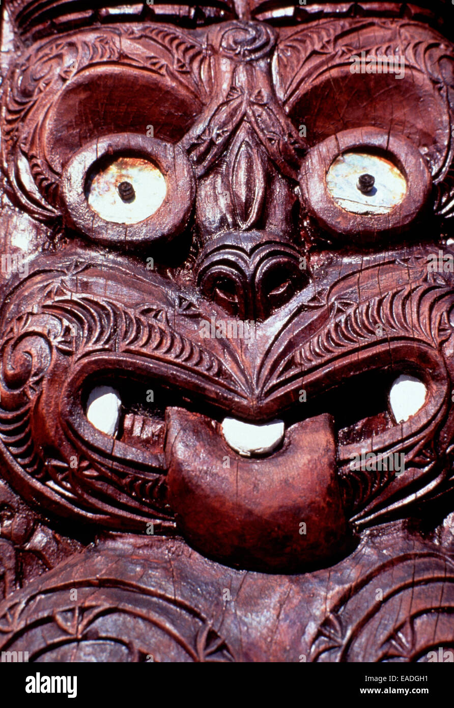 Maori Carving mit Zunge hervortretend, Neuseeland Stockfoto