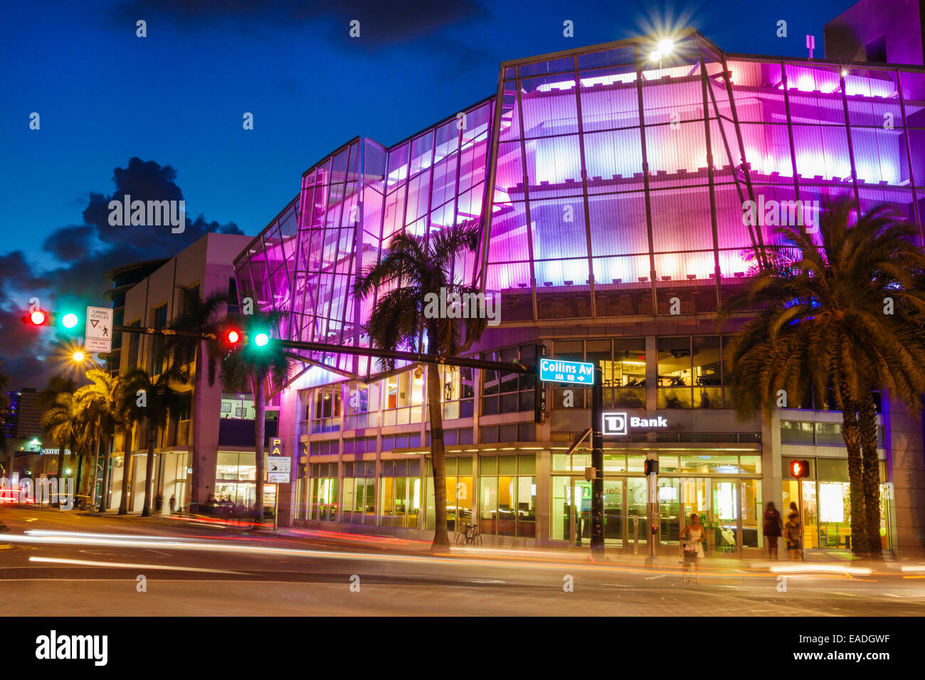 Miami Beach, Florida, 5th Fifth Street, Abenddämmerung, Abend, Nacht, Collins Avenue, Gebäude, Ampeln, Zeitbelichtung, Lichtshow, FL140930007 Stockfoto
