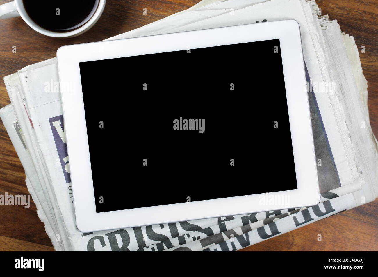 Digital-Tablette mit leeren Bildschirm auf Zeitung Stockfoto
